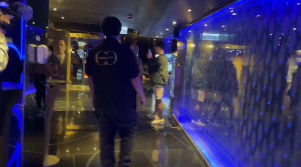 張婉婷被嚇至差點跌倒。